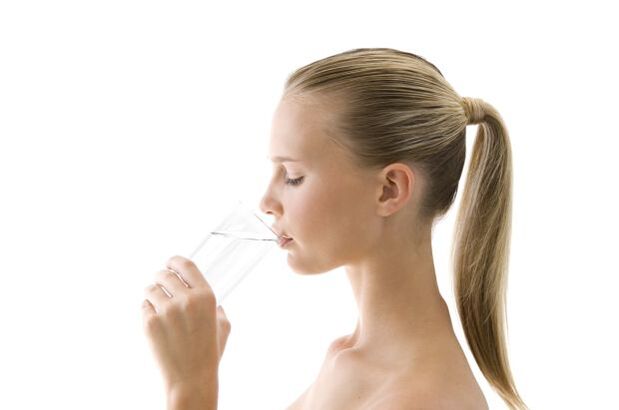 beber agua para bajar de peso en casa