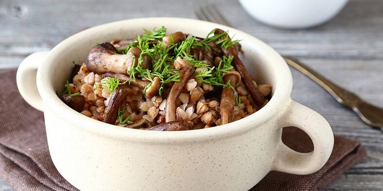 Gachas de trigo sarraceno con champiñones para el almuerzo en el menú nutricional saludable